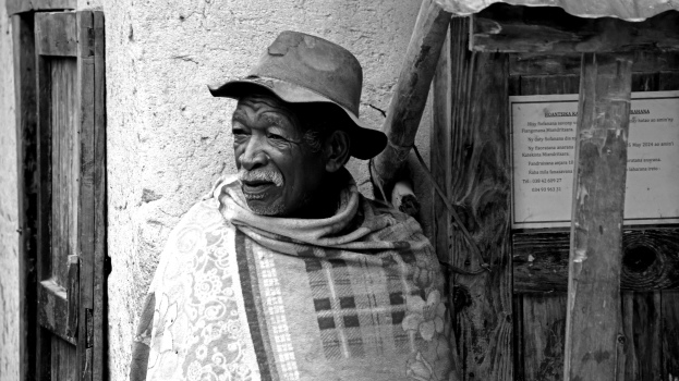 Observing life on the road. Madagascar
