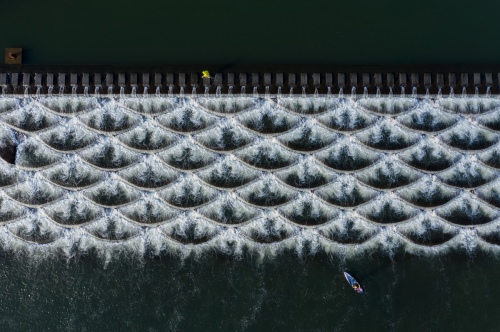 Floating dam