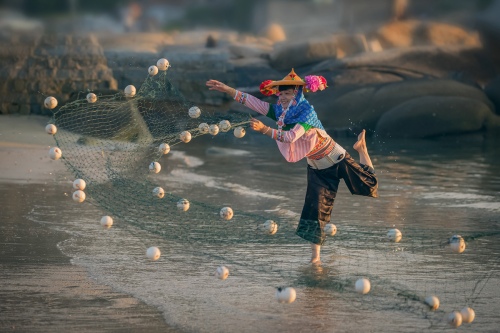 Huian women-casting net
