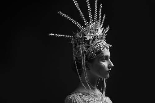 The girl with pearl crown
