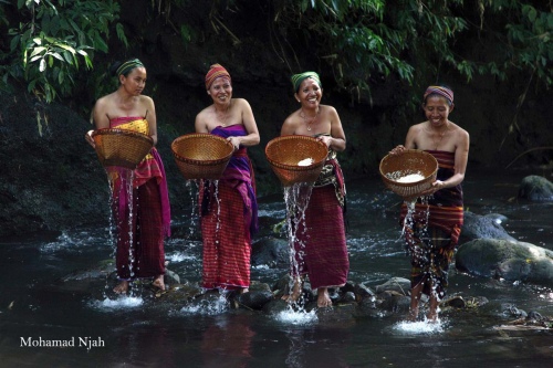 washing rice