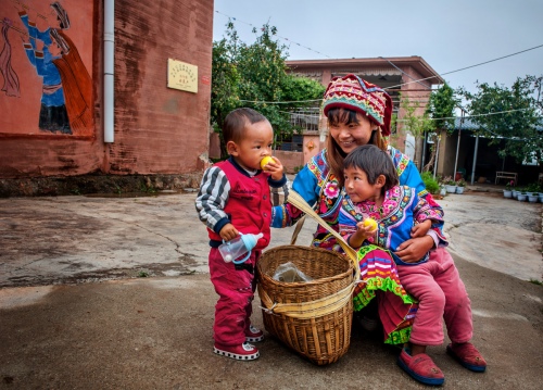Yi ethnic mother