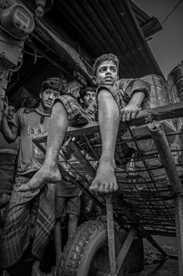 Small child laborer Aluminium mills