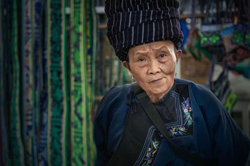 The Miao granny in a rush