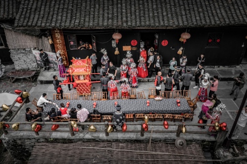 Bridal sedan chair arrives