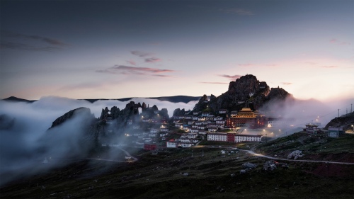 Zizhu Temple in morning fog