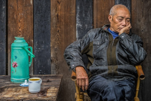 SLEEPING MAN IN A CHENGDU TEA HOUSE