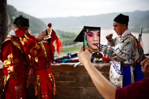 Opera troupe on the edge of the Yellow River