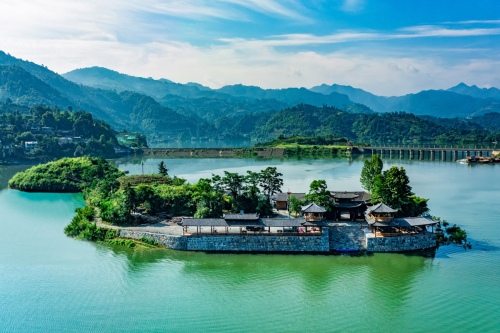 Green mountains and rivers