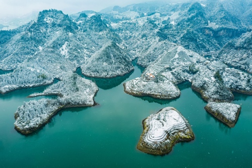 Snow fell all over the mountain