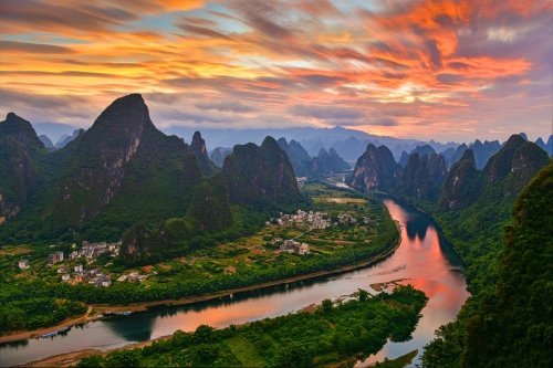 Sunset glow in Xianggong mountain