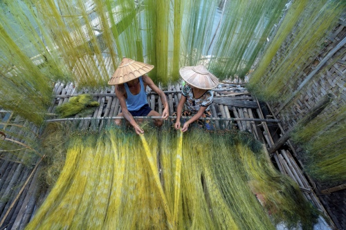 Repairing fishing nets