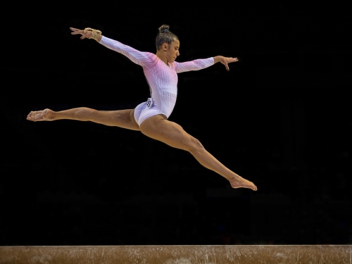 Amelie Morgan on Beam