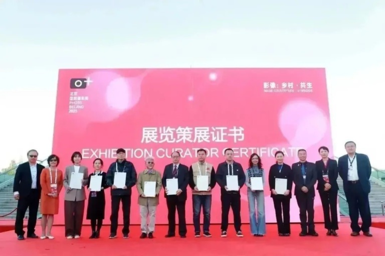 Guo Jing, Curator and GPU Vice President is presented with curator’s certificate by Photo Beijing