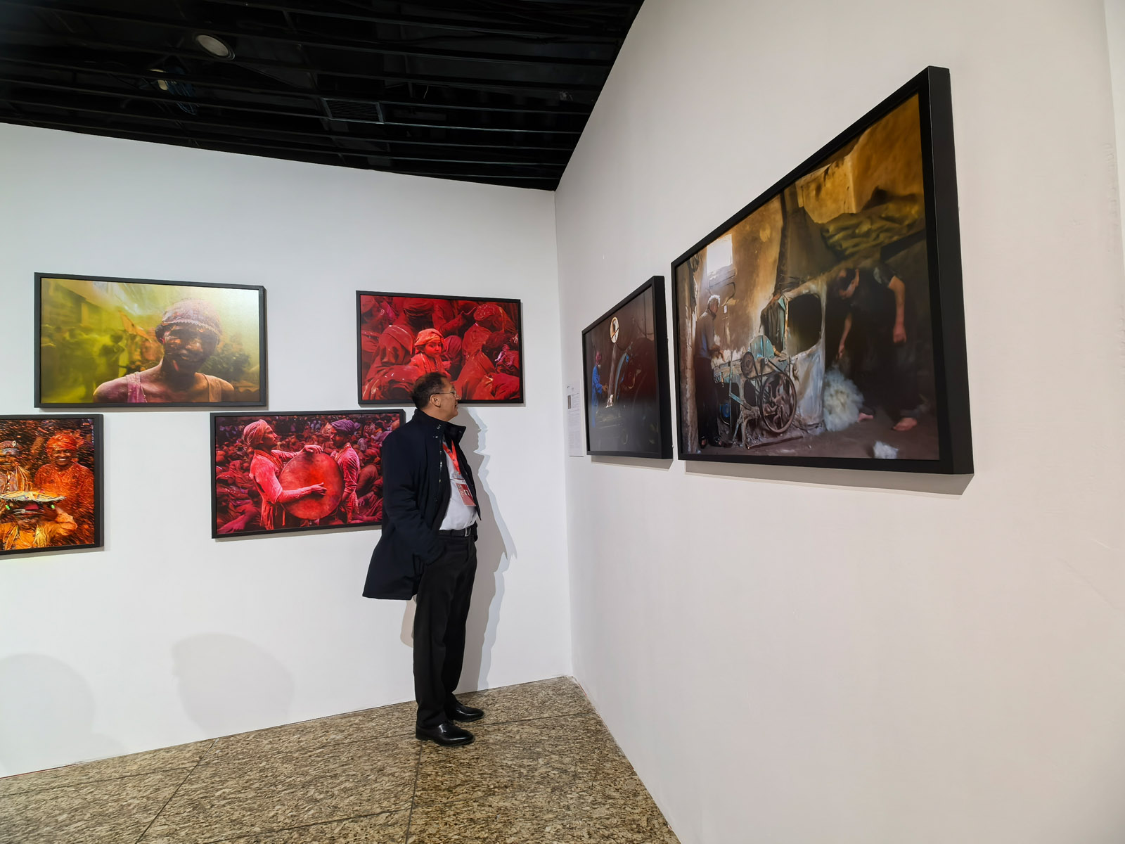 GPU President Manolis Metzakis, Photo Beijing Chief Planner Wang Jianqi, Photo Beijing Art Director Zhao Yingxin, and GPU Vice President Guo Jing, viewing the “View & Appreciate: Exhibition of Presidents of Photography Organizations from Ten Countries”.